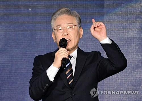Lee Jae-myung, the presidential candidate of the ruling Democratic Party, speaks during a ceremony to launch his campaign office at a gymnasium in Seoul on Nov. 2, 2021. (Pool photo) (Yonhap)