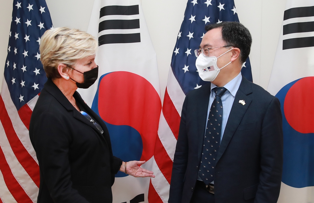 South Korea's Industry Minister Moon Sung-wook (R) and U.S. Energy Secretary Jennifer Granholm speak ahead of their meeting in Washington on Nov. 10, 2021, in this photo provided by Seoul's industry ministry. (PHOTO NOT FOR SALE) (Yonhap)