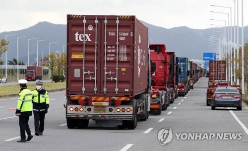 Trucks queue up to buy urea solution at a gas station near a port in the city of Gwangyang, South Jeolla Province, on Nov. 11, 2021, amid a shortage of the product used to reduce emissions in diesel vehicles. (Yonhap)