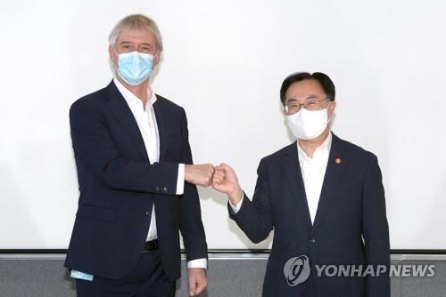 This photo, provided by South Korea's Ministry of Trade, Industry and Energy, shows Industry Minister Moon Sung-wook (R) posing for a photo with Peter Wennink, CEO of ASML Holding N.V., in the city of Hwaseong, south of Seoul, on Nov. 18, 2021. (PHOTO NOT FOR SALE) (Yonhap)