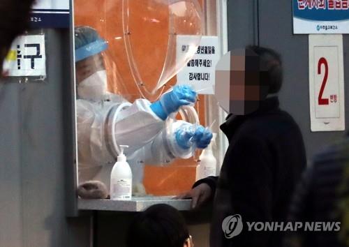 A man gets tested for the coronavirus in Incheon, west of Seoul, on Dec. 6, 2021. (Yonhap)