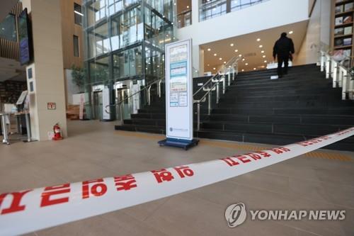 A student enters the library of Hankuk University of Foreign Studies in Seoul on Dec. 7, 2021, after the university restricted its operations after one of its foreign students was confirmed to be infected with the omicron COVID-19 variant. (Yonhap) 
