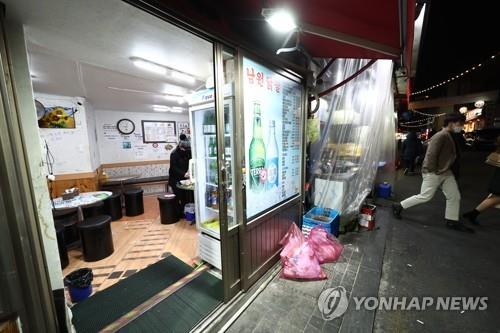 A bistro inside the Baekhack traditional marketplace in central Seoul remains lit up after 9 p.m. on Jan. 6, 2022, as many business owners joined a lighting protest in resistance to the government's business curfew. (Yonhap)