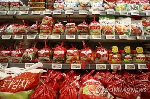 Packages of kimchi products are displayed at a supermarket in Seoul in this file photo taken on April 21, 2021. (Yonhap)