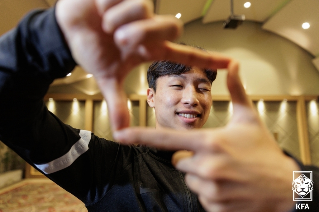 South Korean midfielder Eom Ji-sung imitates the "camera celebration" by his role model, Son Heung-min of Tottenham Hotspur, after an interview with the Korea Football Association (KFA) at Hotel Cornelia Diamond Golf Resort & Spa Hotel in Antalya, Turkey, on Jan. 10, 2022, in this photo provided by the KFA. (PHOTO NOT FOR SALE) (Yonhap)