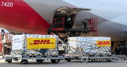 Workers move crates carrying U.S. drug giant Pfizer Inc.'s Paxlovid antiviral COVID-19 treatment pills at Incheon International Airport, west of Seoul, on Jan. 13, 2022, as the first batch for 21,000 people arrived in South Korea. The oral pills will begin being administered the following day to patients with a compromised immune system and those aged over 65, with the second batch for 10,000 people to be shipped by the end of this month, according to health authorities. (Pool photo) (Yonhap)