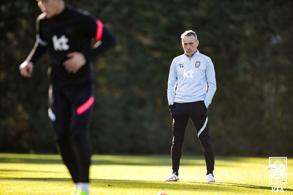Paulo Bento, head coach of the South Korean men's national football team, watches his players during a training session at Cornelia Diamond Football Center in Antalya, Turkey, on Jan. 13, 2022, in this photo provided by the Korea Football Association. (PHOTO NOT FOR SALE) (Yonhap)