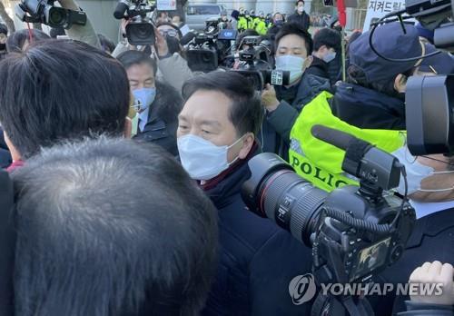 Court to rule soon on injunction to stop airing of Yoon's wife's alleged phone calls