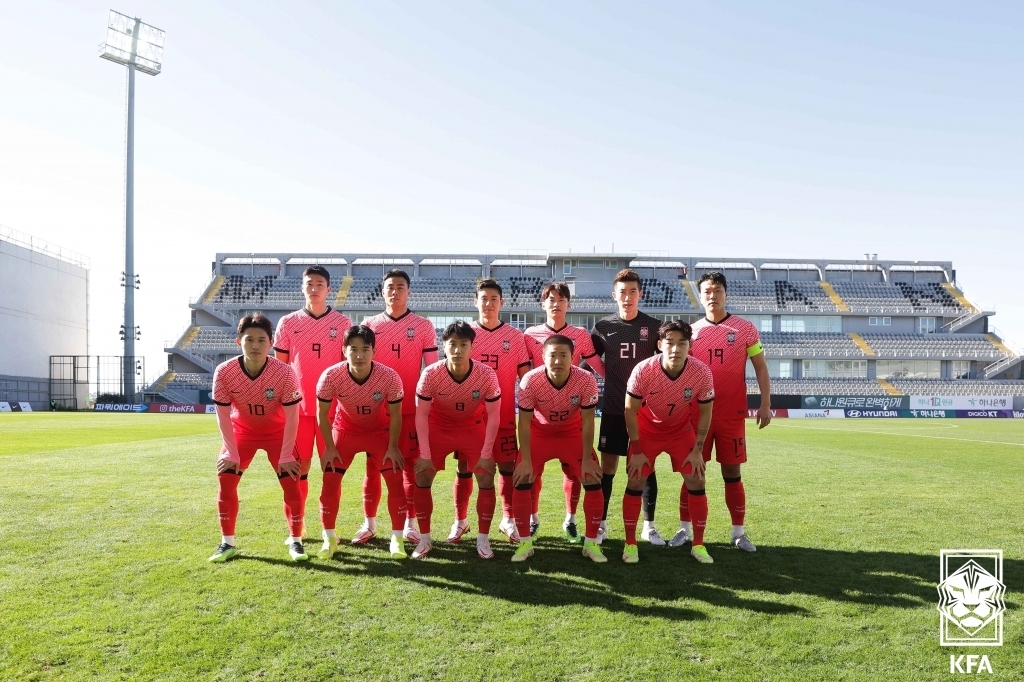 This photo provided by the Korea Football Association on Jan. 15, 2022, shows South Korea's starting XI against Iceland in a men's football friendly match at Mardan Sports Complex in Antalya, Turkey. (PHOTO NOT FOR SALE) (Yonhap)