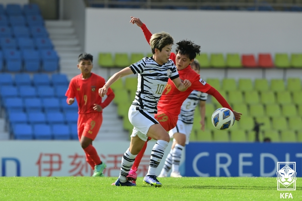 Ji So-yun of South Korea (L) battles for the ball against Myanmar during the teams' Group C match at the Asian Football Confederation Women's Asian Cup at Shree Shiv Chhatrapati Sports Complex in Pune, India, on Jan. 24, 2022, in this photo provided by the Korea Football Association. (PHOTO NOT FOR SALE) (Yonhap)