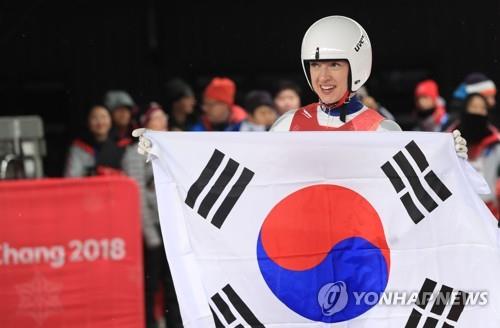In this file photo from Feb. 13, 2018, Aileen Frisch of South Korea waves the national flag after completing her run in the women's singles event during the PyeongChang Winter Olympics at Olympic Sliding Centre in PyeongChang, some 180 kilometers east of Seoul. (Yonhap)