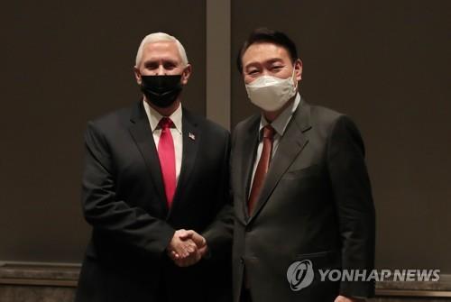 Yoon meets with ex-U.S. Vice President Pence