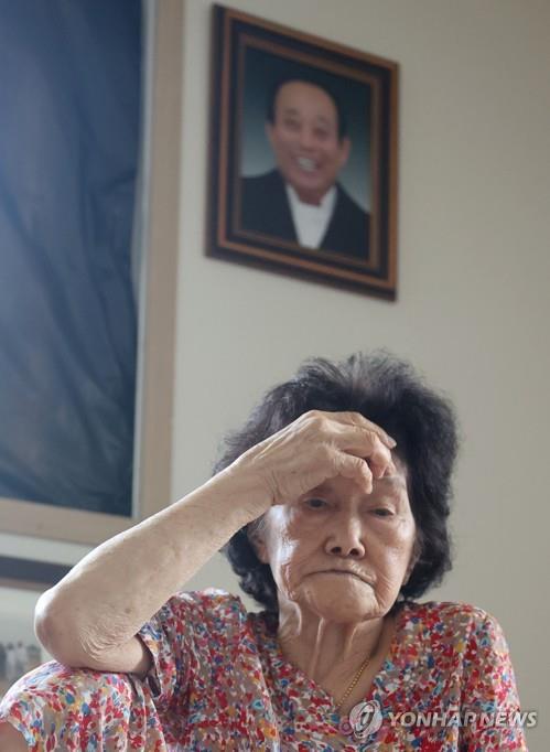 This file photo taken Aug. 15, 2020, shows Kim Shin-yeol, the only registered resident of Dokdo, at her Dokdo residence. A picture of her late husband, Kim Sung-do, is hung on the wall. (Yonhap)