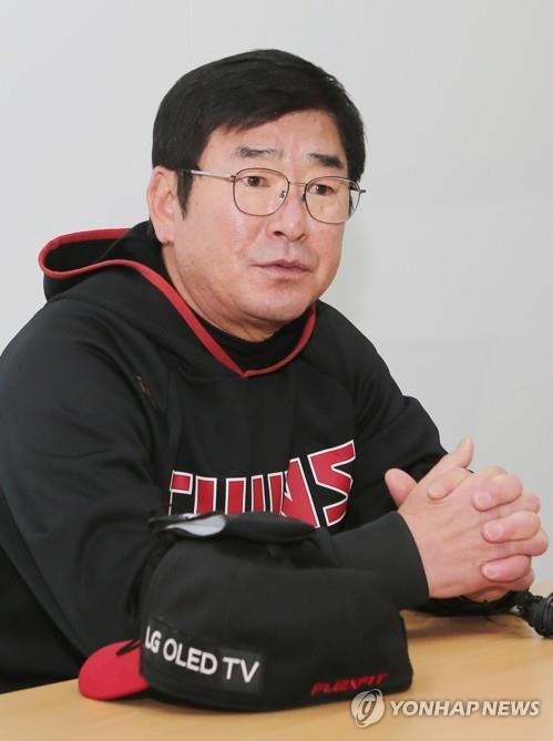 In this file photo from Nov. 5, 2020, Ryu Joong-il, then manager of the LG Twins, speaks to reporters before Game 2 of the Korea Baseball Organization first-round postseason series against the Doosan Bears at Jamsil Baseball Stadium in Seoul. (Yonhap)