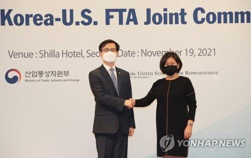 The file photo shows South Korea's Trade Minister Yeo Han-koo (L) and U.S. Trade Representative (USTR) Katherine Tai shaking hands ahead of their meeting in Seoul on Nov. 19, 2021. (Yonhap)
