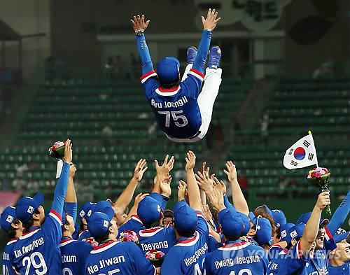 In this file photo from Sept. 28, 2014, South Korean baseball players toss their manager, Ryu Joong-il, in the air to celebrate their gold medal at the Incheon Asian Games, following a 6-3 victory over Chinese Taipei at Munhak Baseball Stadium in Incheon, 40 kilometers west of Seoul. (Yonhap)