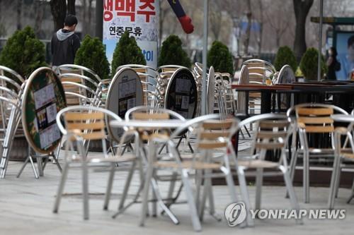 This photo, taken on March 17, 2022, shows empty tables outside a bar in Seoul. The government is expected to announce its decision this week on the potential easing of social distancing rules amid the continued spread of COVID-19. (Yonhap)