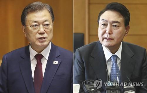 This file photos show President Moon Jae-in (L) and President-elect Yoon Suk-yeol. (Yonhap)