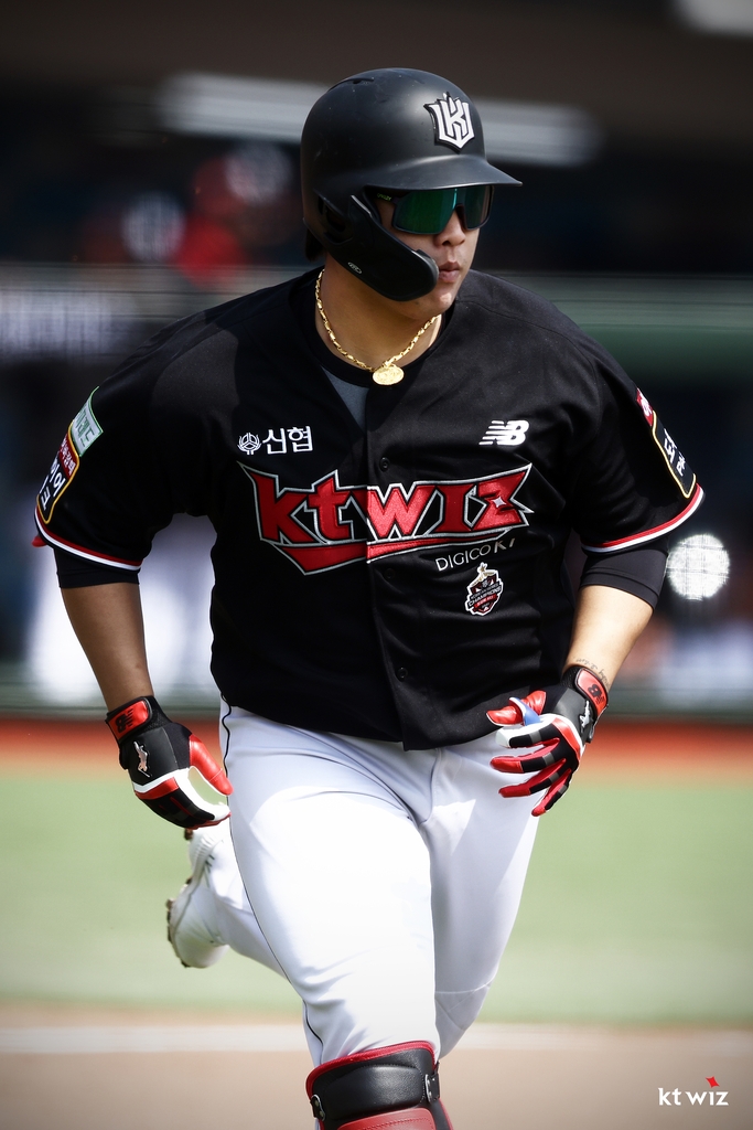 Kang Baek-ho of the KT Wiz heads to first base against the Lotte Giants during a Korea Baseball Organization preseason game at Sajik Stadium in Busan, some 450 kilometers southeast of Seoul, on March 24, 2022, in this photo provided by the Wiz. (PHOTO NOT FOR SALE) (Yonhap)