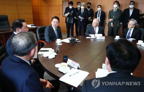Yoon to visit trade organization