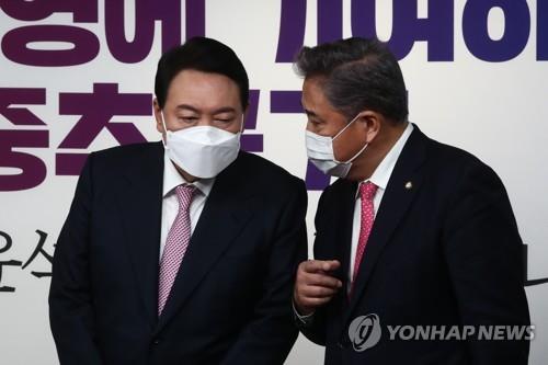 In this file photo, President-elect Yoon Suk-yeol (L) speaks with Rep. Park Jin of the People Power Party after announcing his foreign policy vision at the party's headquarters in Seoul on Jan. 24, 2022. (Pool photo) (Yonhap)