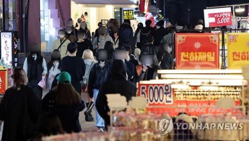 A street in Hongdae, one of the busiest entertainment districts in Seoul, is crowded with people on March 29, 2022. (Yonhap)