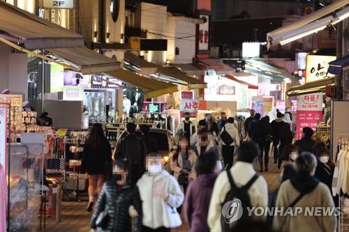 A street in Hongdae, one of the busiest entertainment districts in Seoul, is crowded with people on March 31, 2022, as South Korea has gradually eased COVID-19 restrictions. (Yonhap)