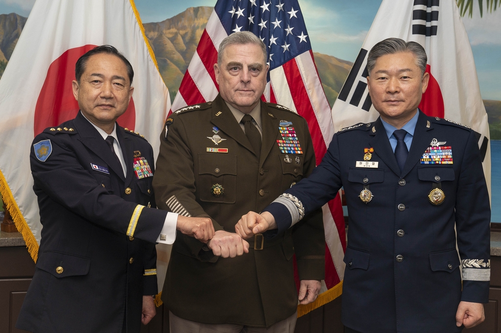 Joint Chiefs of Staff (JCS) Chairman Gen. Won In-choul (R) and his U.S. and Japanese counterparts, Gen. Mark Milley (C) and Koji Yamazaki, pose for a photo during their talks in Hawaii on March 30, 2022, in this photo released by South Korea's JCS. (PHOTO NOT FOR SALE) (Yonhap) 