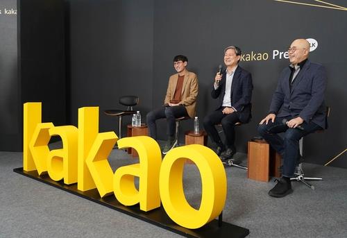 Hong Eun-taek (L), co-chief of Kakao Corp.'s new organization aimed at finding new growth engines, talks during an online press conference on April 6, 2022, in this photo provided by the company. (PHOTO NOT FOR SALE) (Yonhap)