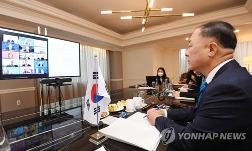 This photo, provided by the finance ministry on April 20, 2022, shows Finance Minister Hong Nam-ki attending a meeting of the Coalition of Finance Ministers for Climate Actions the previous day. (PHOTO NOT FOR SALE) (Yonhap)