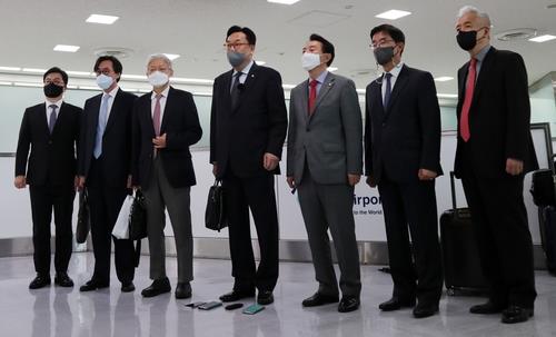 Rep. Chung Jin-suk (C), head of President-elect Yoon Suk-yeol's delegation, speaks to reporters upon arrival at Japan's Narita International Airport on April 24, 2022. (Yonhap)