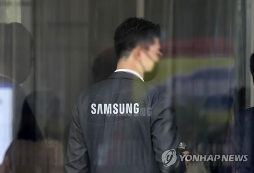 A man is seen inside Samsung Electronics Co.'s Seocho office in southern Seoul, in this file photo taken April 11, 2022. (Yonhap)