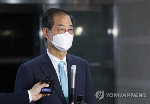 Prime Minister nominee Han Duck-soo speaks to reporters at his temporary office near the government complex in Seoul on May 20, 2022. He was appointed as prime minister the next day by President Yoon Suk-yeol. (Yonhap)