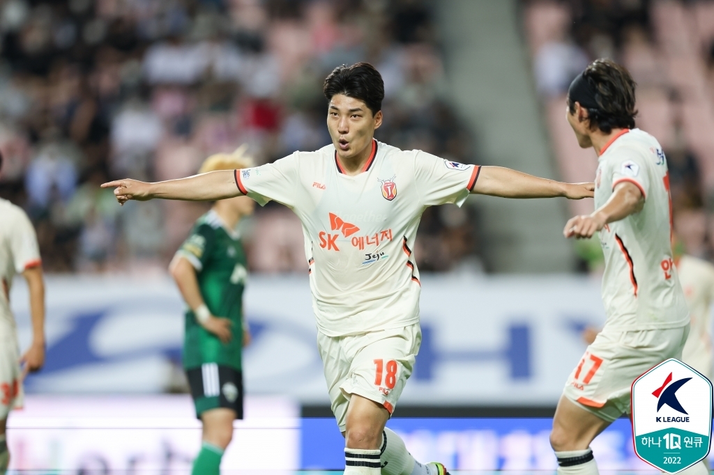 Joo Min-kyu of Jeju United celebrates his goal against Jeonbuk Hyundai Motors during the clubs' K League 1 match at Jeonju World Cup Stadium in Jeonju, 240 kilometers south of Seoul, on May 28, 2022, in this photo provided by the Korea Professional Football League. (PHOTO NOT FOR SALE) (Yonhap)