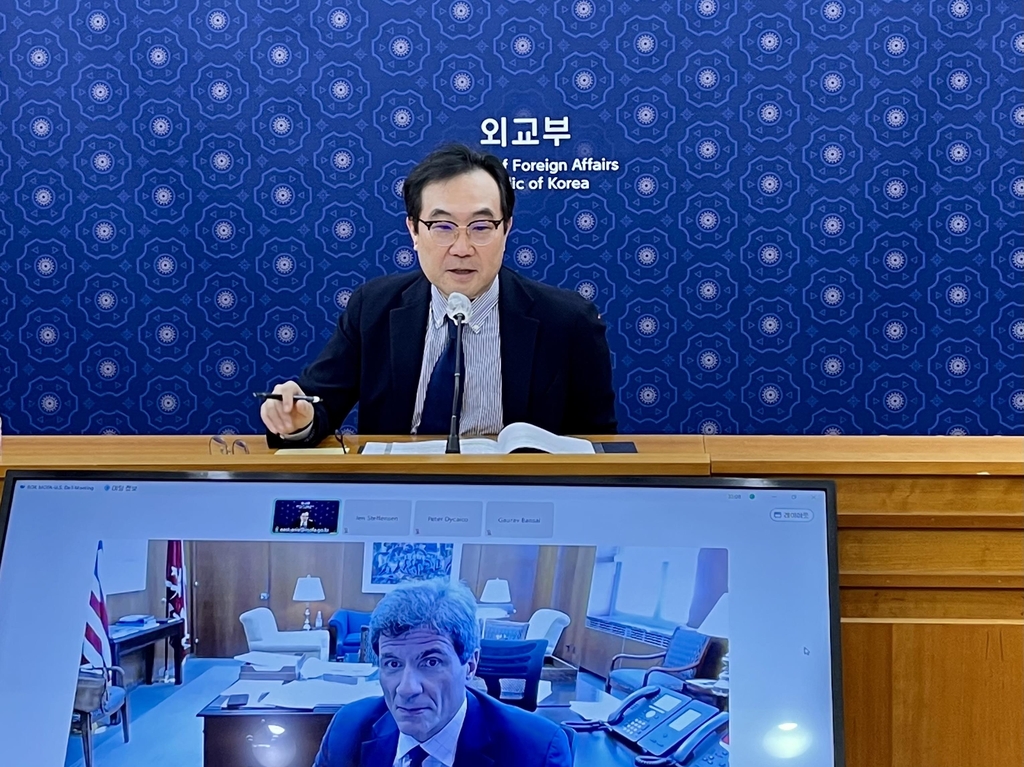 Second Vice Foreign Minister Lee Do-hoon (upper) and Jose W. Fernandez, U.S. under secretary of state for economic growth, energy and the environment, speak during their videoconference on June 1, 2022, in this photo provided by the foreign ministry. (PHOTO NOT FOR SALE) (Yonhap)