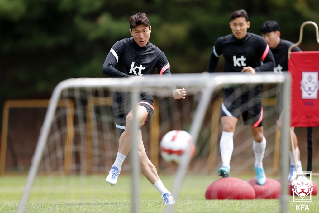 Hwang Ui-jo, forward for the South Korean men's national football team, trains at the National Football Center in Paju, Gyeonggi Province, on May 31, 2022, in this photo provided by the Korea Football Association. (PHOTO NOT FOR SALE) (Yonhap)