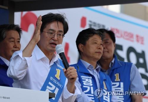 Kim Dong-yeon of the Democratic Party makes a stump speech in Bucheon, west of Seoul, on May 31, 2022, the final day of campaigning for the June 1 local elections. (Pool photo) (Yonhap) 