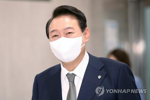 President Yoon Suk-yeol heads to his office in Seoul on June 3, 2022. (Yonhap)