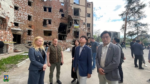 This image of People Power Party Chairman Lee Jun-seok (2nd from R) and Kyiv Gov. Oleksiy Kuleba (2nd from L) is captured from the governor's Facebook page. (PHOTO NOT FOR SALE) (Yonhap)