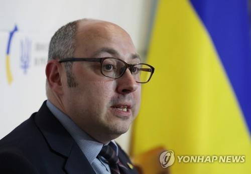 This file photo, taken on June 7, 2022, shows Ukrainian Deputy Foreign Minister Dmytro Senik speaking during a press briefing at the Ukrainian embassy in Seoul. (Yonhap)