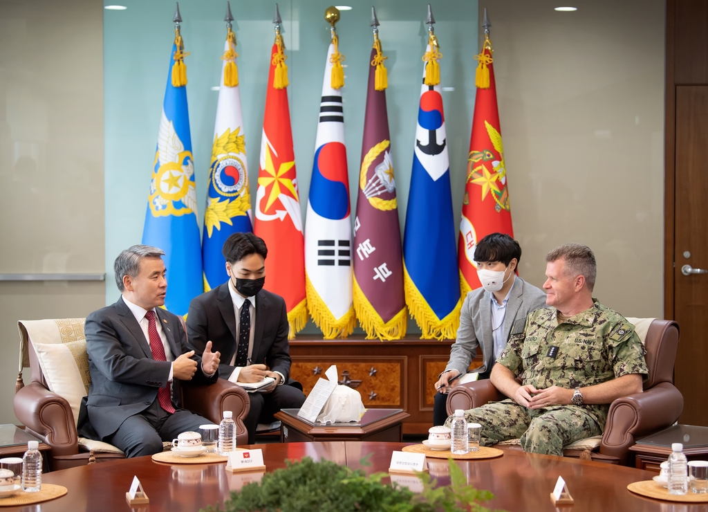South Korean Defense Minister Lee Jong-sup (L) talks with Adm. Samuel Paparo of the U.S. Pacific Fleet during a meeting in Seoul on June 21, 2022, in this photo released by the Ministry of National Defense. (PHOTO NOT FOR SALE) (Yonhap)