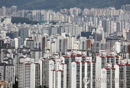 This undated photo shows apartments in Seoul. (Yonhap)