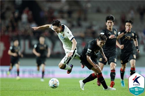 Kim Bo-sub of Incheon United (L) and Hwang Hyun-soo of FC Seoul collide during the clubs' K League 1 match at Seoul World Cup Stadium in Seoul on June 25, 2022, in this photo provided by the Korea Professional Football League. (PHOTO NOT FOR SALE) (Yonhap)