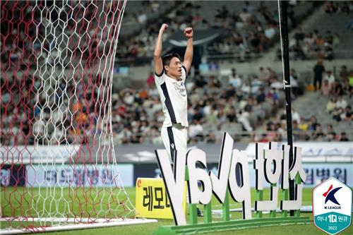 Lee Myung-joo of Incheon United celebrates his goal against FC Seoul during the clubs' K League 1 match at Seoul World Cup Stadium in Seoul on June 25, 2022, in this photo provided by the Korea Professional Football League. (PHOTO NOT FOR SALE) (Yonhap)