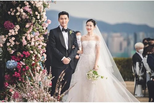 A wedding photo of Hyun Bin (L) and Son Ye-jin, provided by VAST Entertainment on April 11, 2022 (PHOTO NOT FOR SALE) (Yonhap)