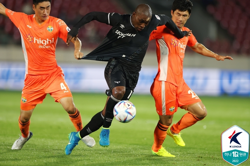 Manuel Palacios of Seongnam FC (C) is challenged by Seo Min-woo (L) and Jung Seung-yong of Gangwon FC during the clubs' K League 1 match at Tancheon Stadium in Seongnam, 20 kilometers south of Seoul, on July 2, 2022, in this photo provided by the Korea Professional Football League. (PHOTO NOT FOR SALE) (Yonhap)