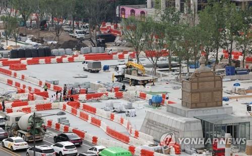 This photo, taken on July 4, 2022, shows ongoing construction at Gwanghwamun Square, a landmark in central Seoul. (Yonhap) 