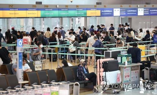 The June 23, 2022, file photo shows international travelers crowing Incheon International Airport, west of Seoul. (Yonhap)