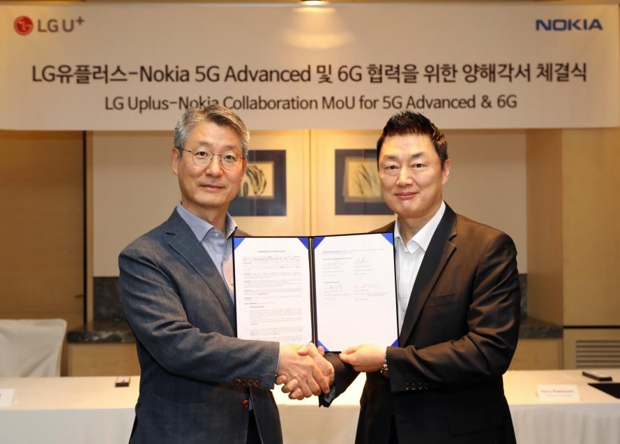 This photo provided by LG Uplus Corp. on July 6, 2022, shows Kwon Jun-hyuk (L), the company's head of network division, and Kevin Ahn, head of Nokia Korea, at the companies' memorandum of understanding signing ceremony held at a hotel in Seoul the previous day. (PHOTO NOT FOR SALE) (Yonhap)