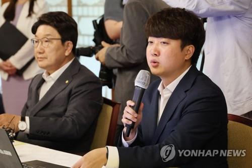 People Power Party Chairman Lee Jun-seok (R) speaks during the first meeting of senior ruling party and government officials since the inauguration of the Yoon Suk-yeol government held at the prime minister's official residence in Seoul on July 6, 2022. (Yonhap)